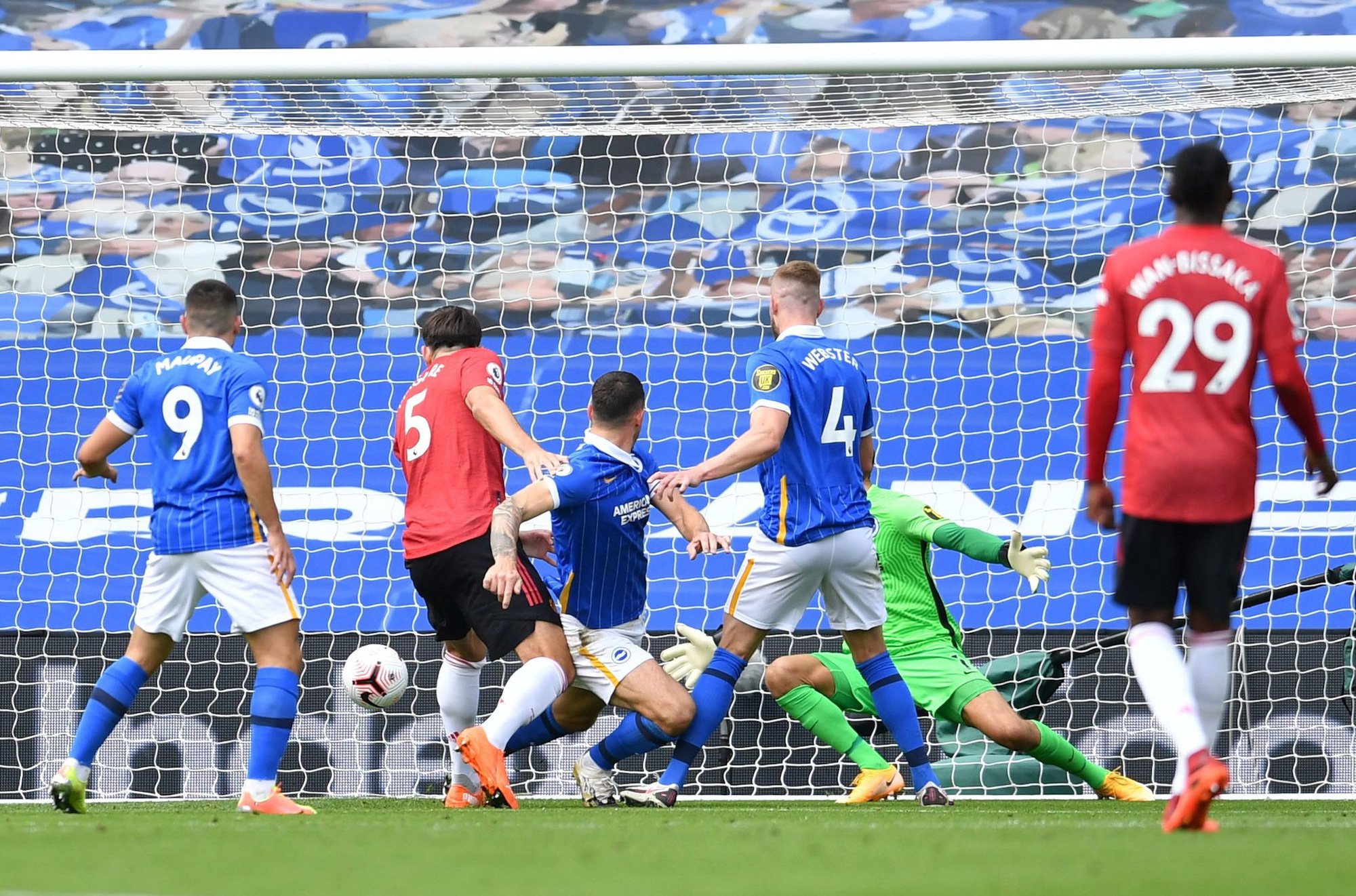 Hưởng phạt đền khi trận đấu đ&atilde; kết th&uacute;c, Man United ngược d&ograve;ng đi&ecirc;n rồ trước Brighton - Ảnh 3.
