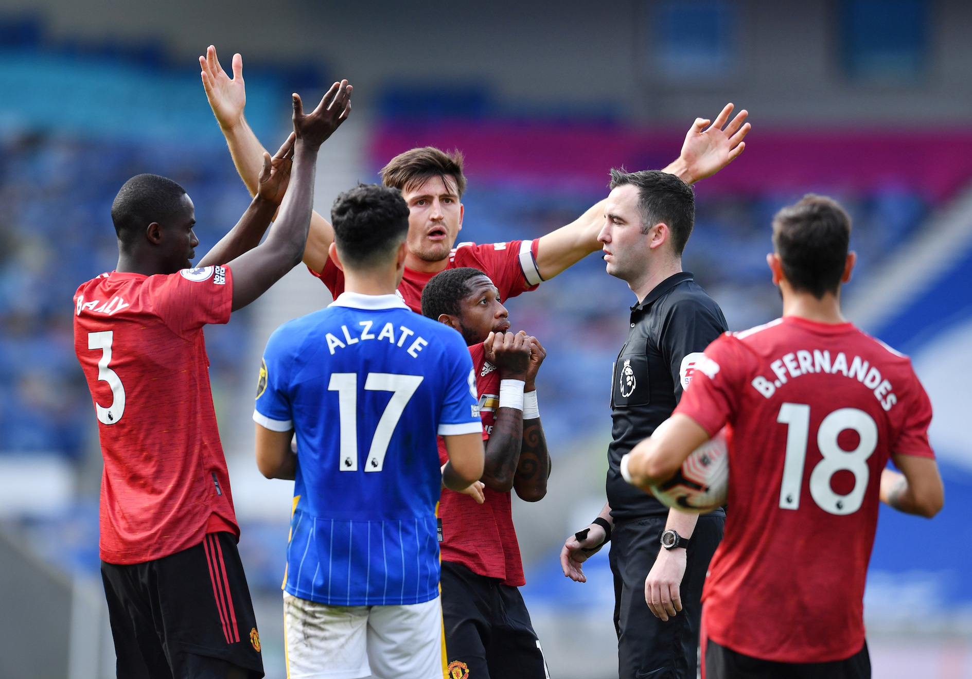 Hưởng phạt đền khi trận đấu đ&atilde; kết th&uacute;c, Man United ngược d&ograve;ng đi&ecirc;n rồ trước Brighton - Ảnh 6.