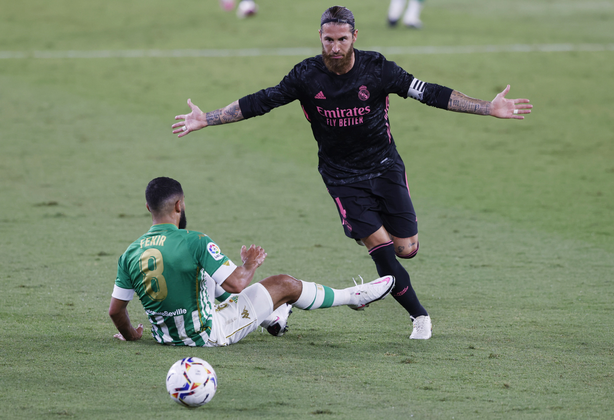 "Trung vệ thép" Ramos lập công, Real Madrid thoát hiểm trên sân Betis