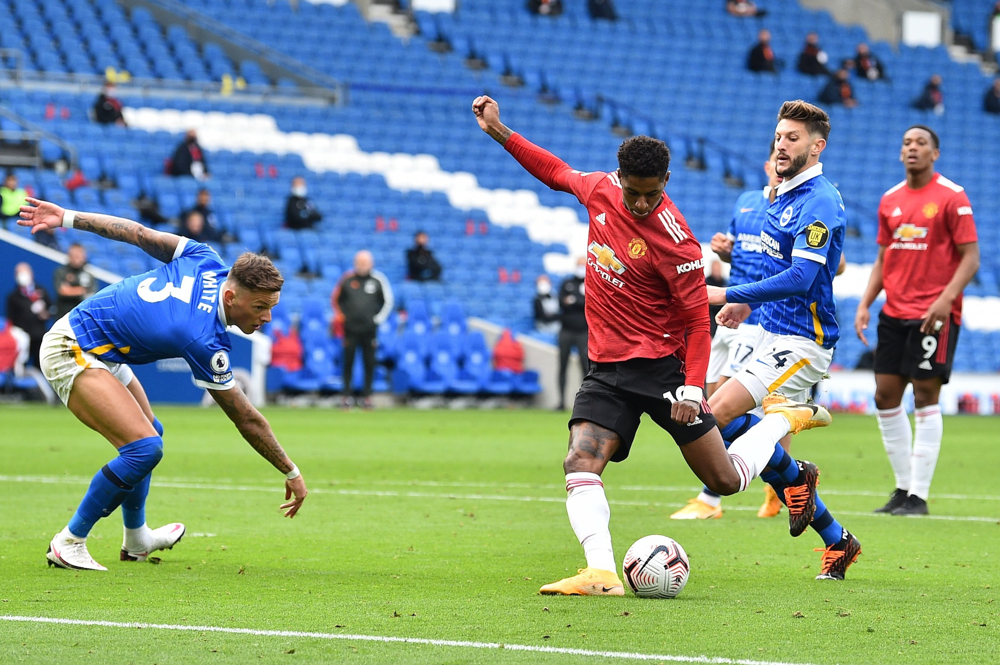 Hưởng phạt đền khi trận đấu đ&atilde; kết th&uacute;c, Man United ngược d&ograve;ng đi&ecirc;n rồ trước Brighton - Ảnh 4.