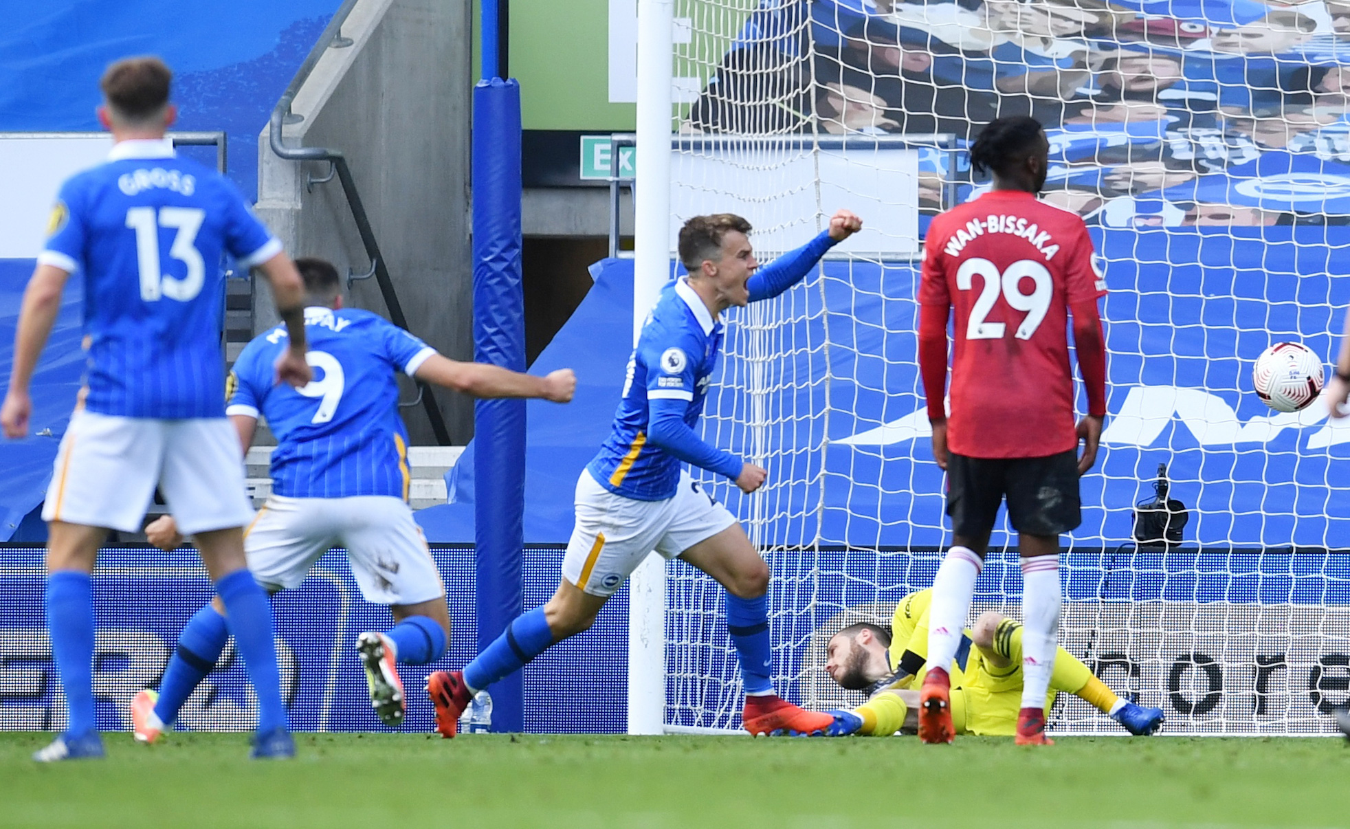 Hưởng phạt đền khi trận đấu đ&atilde; kết th&uacute;c, Man United ngược d&ograve;ng đi&ecirc;n rồ trước Brighton - Ảnh 5.