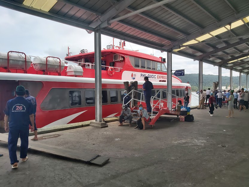 Tàu, phà cao tốc ra vô Phú Quốc tạm ngưng hoạt động do thời tiết xấu