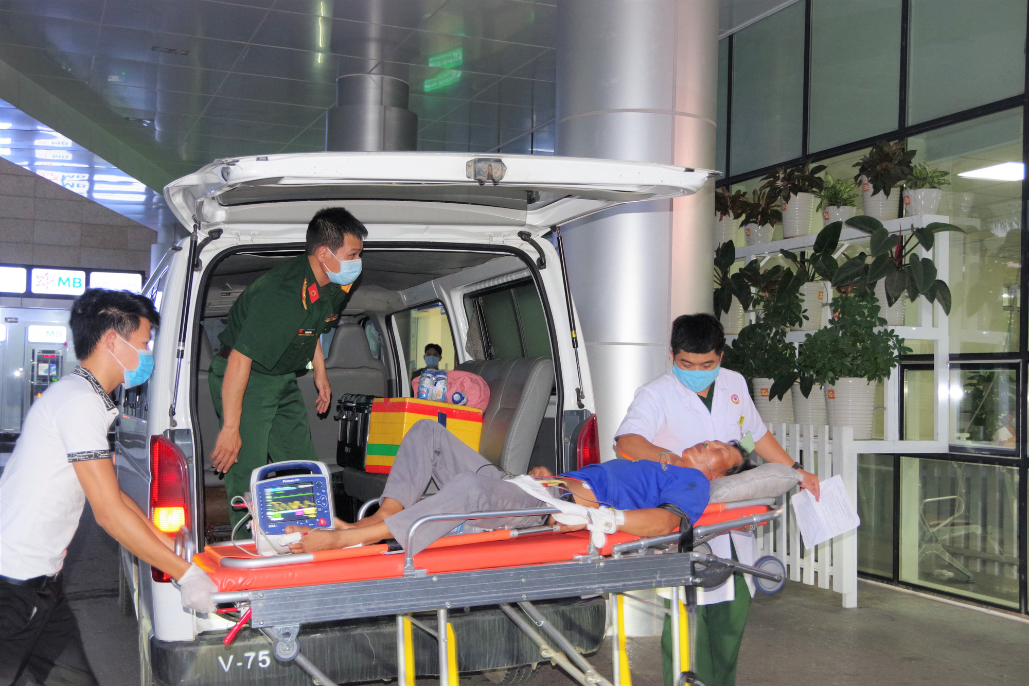 Trực thăng đưa một ngư dân Bình Định vỡ máu não về đất liền - Ảnh 1.