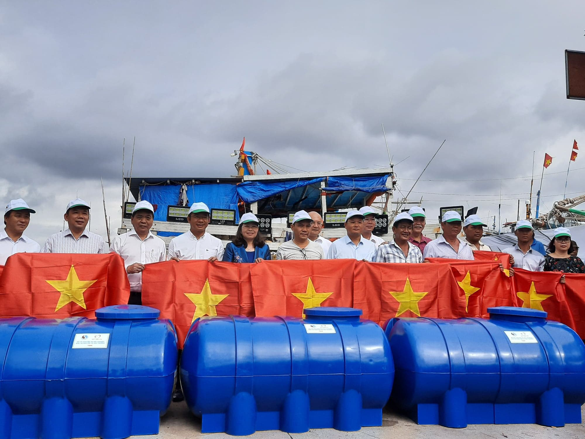 Cờ Tổ quốc đến với ngư d&acirc;n huyện Long Điền - Ảnh 1.