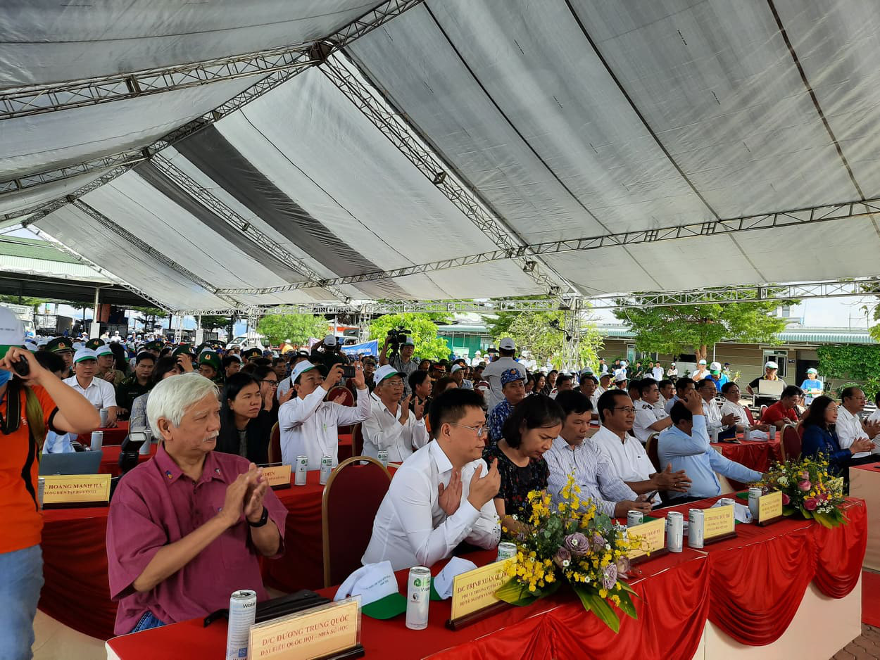 Cờ Tổ quốc đến với ngư d&acirc;n huyện Long Điền - Ảnh 2.