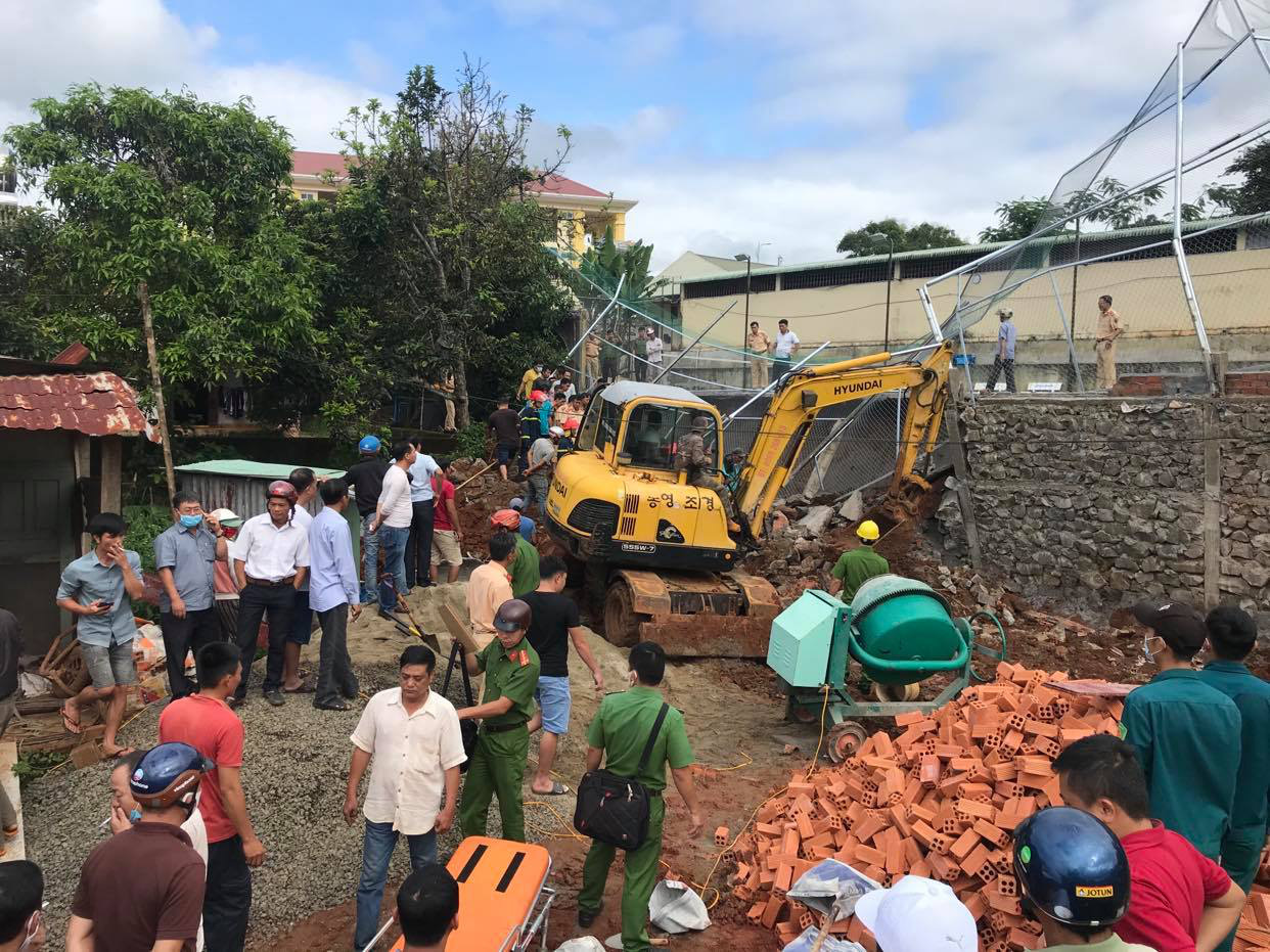 Sập bờ kè của Phòng Cảnh sát giao thông, 1 người bị vùi lấp tử vong