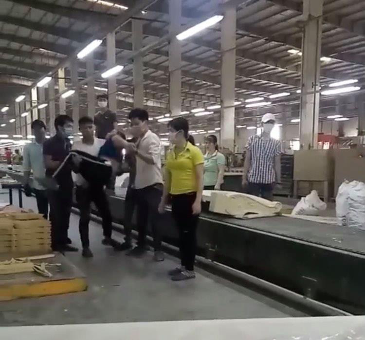 Clip: Cộng đồng mạng phẫn nộ vụ nữ công nhân bị nam thanh niên đ&aacute;nh ngất xỉu - Ảnh 2.