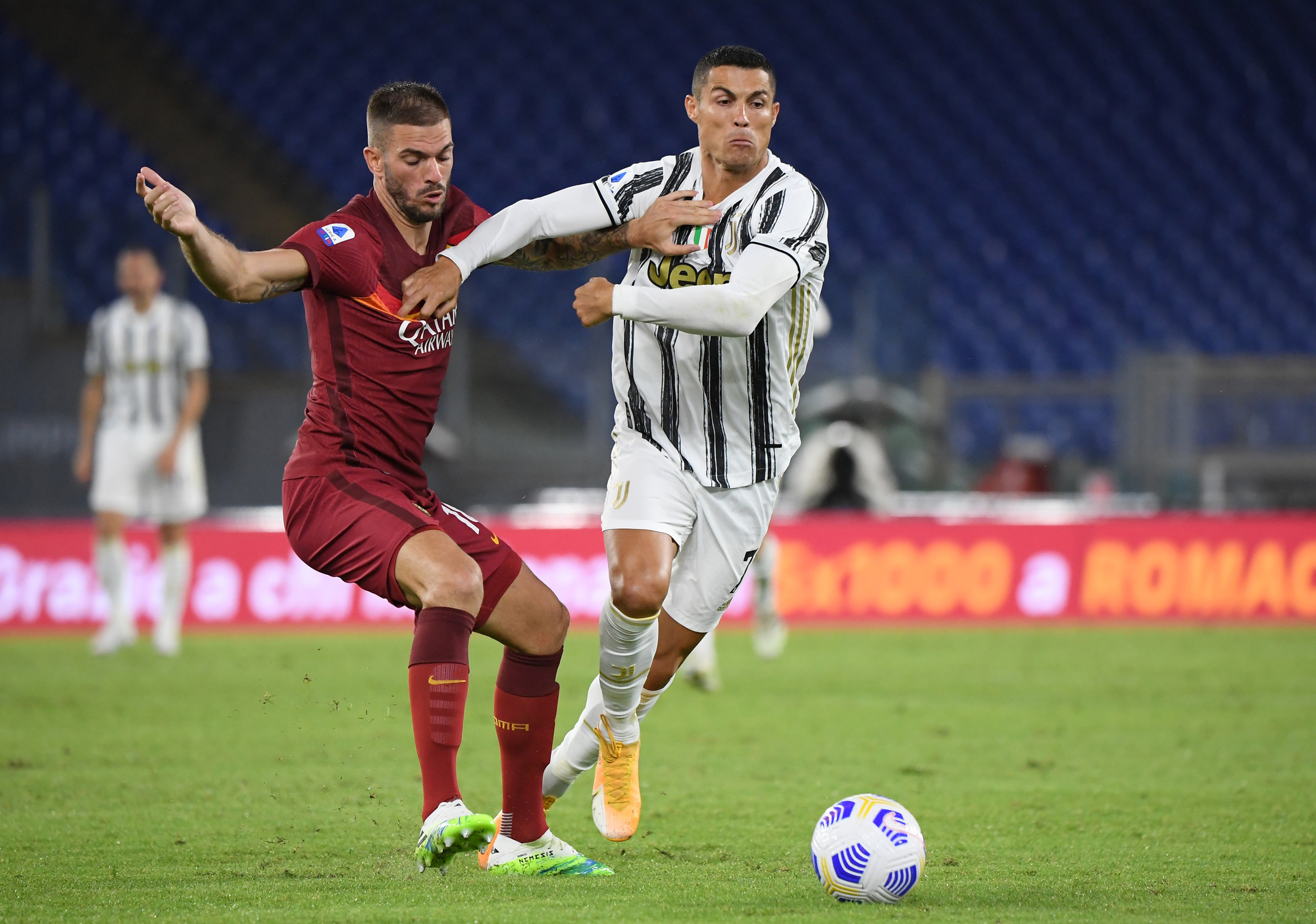 Ronaldo lập cú đúp giúp Juventus thoát thua
