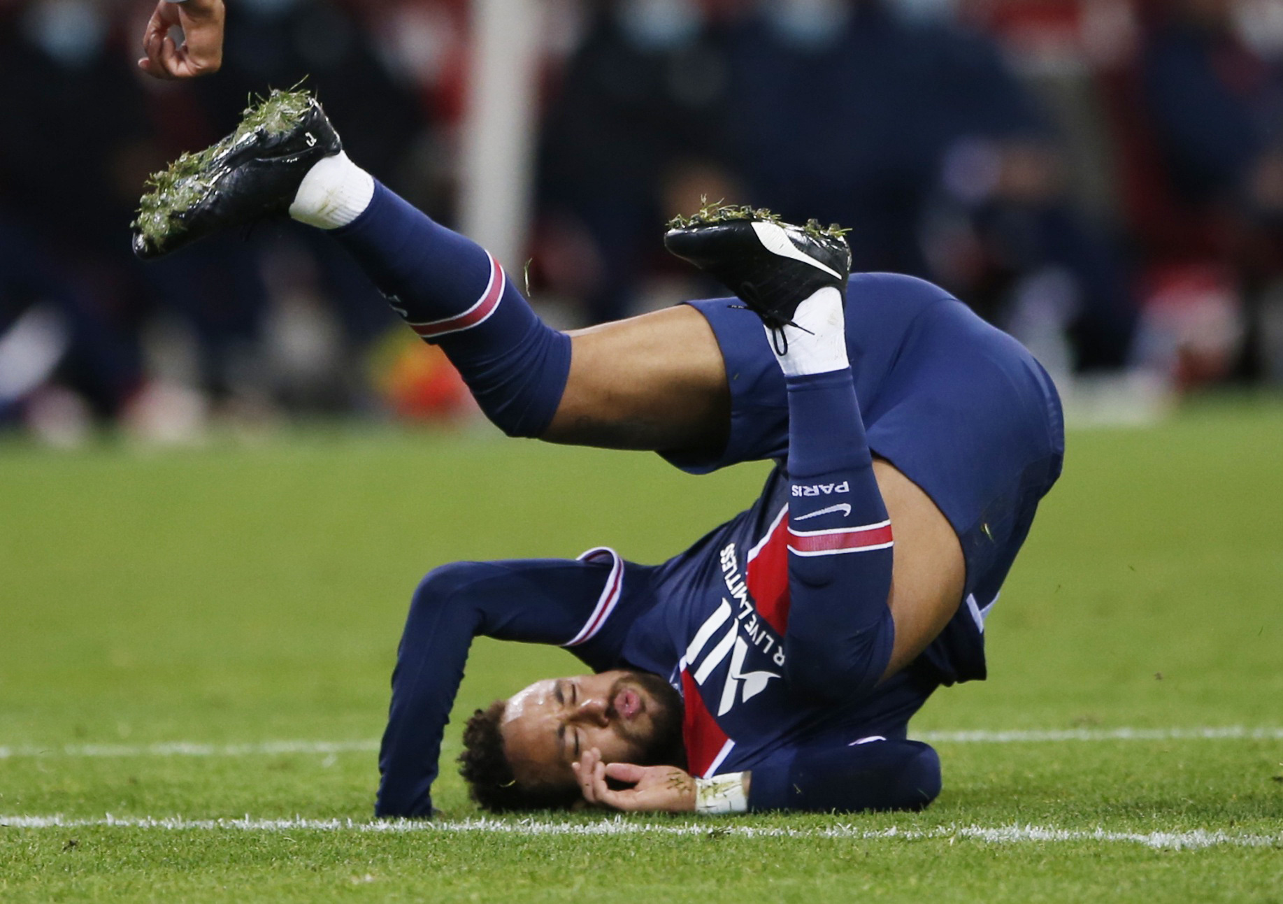 Neymar tịt ng&ograve;i, PSG vẫn thắng nhờ c&uacute; đ&uacute;p của g&atilde; lẳng lơ Nam Mỹ - Ảnh 3.