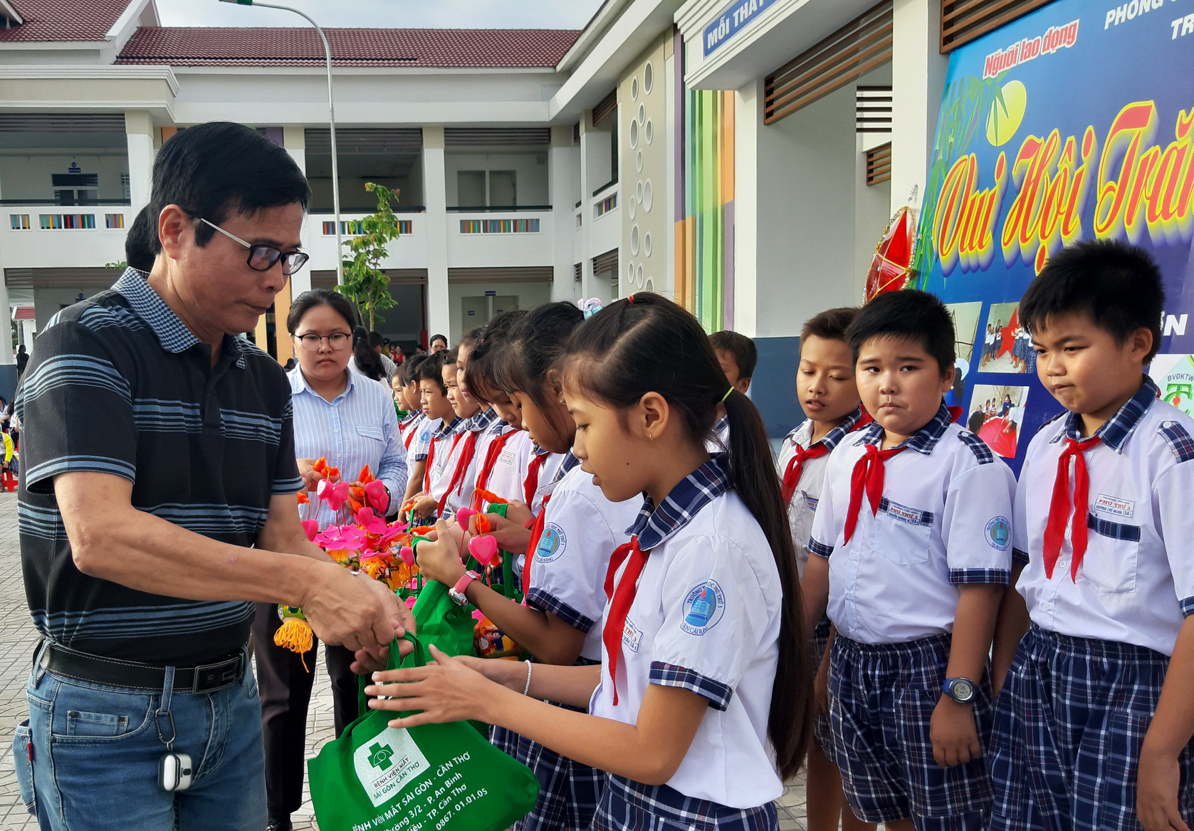 Báo Người Lao Động trao 285 phần quà trung thu cho trẻ em nghèo Cần Thơ
