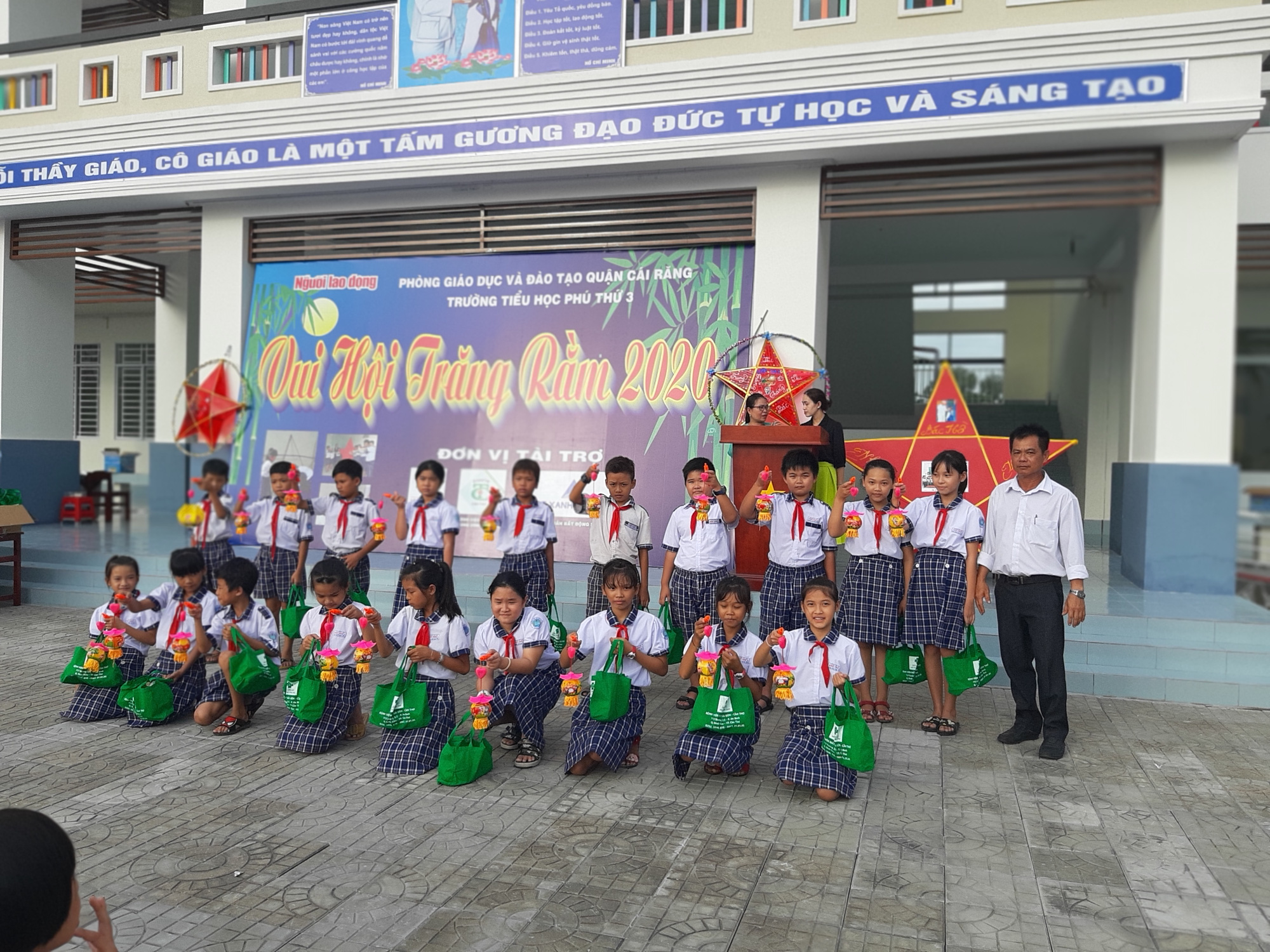 Báo Người Lao Động trao 285 phần quà trung thu cho trẻ em nghèo Cần Thơ - Ảnh 25.