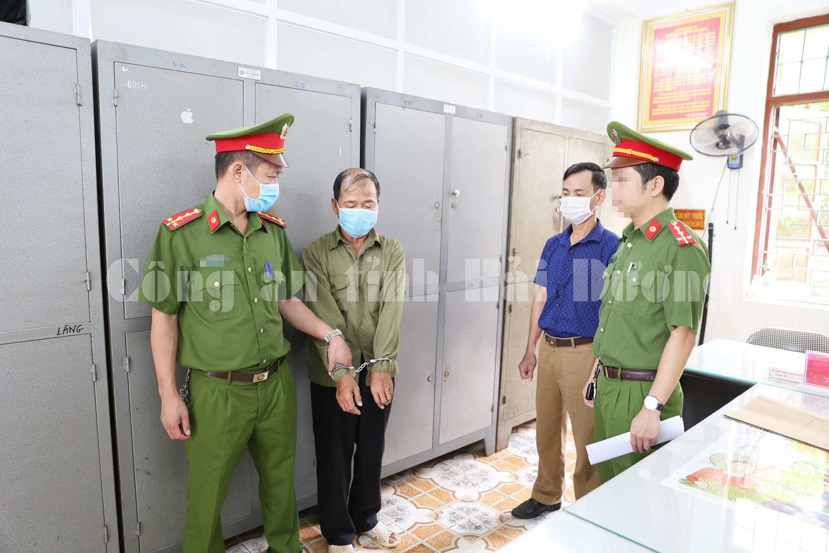 Bắt đối tượng lừa "chạy" chế độ chính sách cho gần 100 người, chiếm đoạt 2,3 tỉ đồng