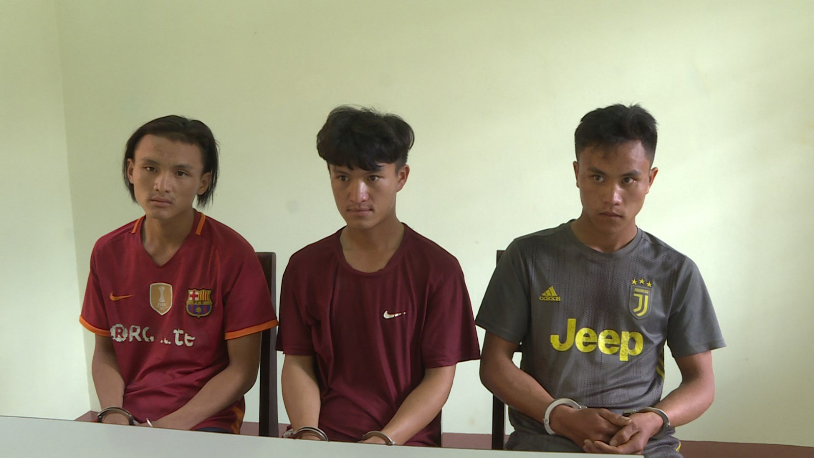 200 c&ocirc;ng an, bi&ecirc;n ph&ograve;ng v&acirc;y bắt kẻ n&eacute;m 20 b&aacute;nh heroin bỏ trốn v&agrave;o rừng - Ảnh 1.