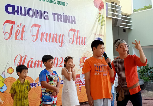 Trung thu ấm áp cho con công nhân khó khăn - Ảnh 1.