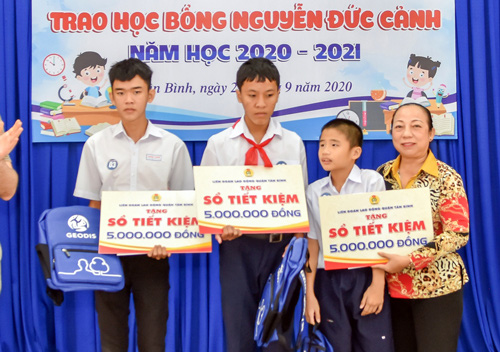 Động viên con CNVC-LĐ vượt khó - Ảnh 1.