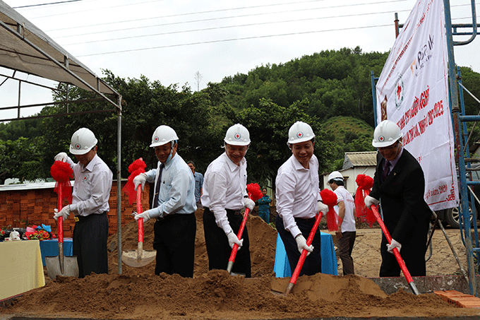 TPBank chia sẻ y&ecirc;u thương, hỗ trợ 10 căn nh&agrave; cho người d&acirc;n Kh&aacute;nh H&ograve;a - Ảnh 2.