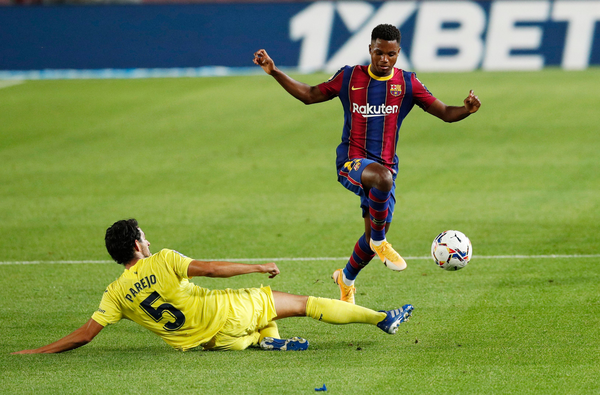 Mở m&agrave;n La Liga m&atilde;n nh&atilde;n, Barcelona đại thắng t&agrave;u ngầm v&agrave;ng - Ảnh 2.
