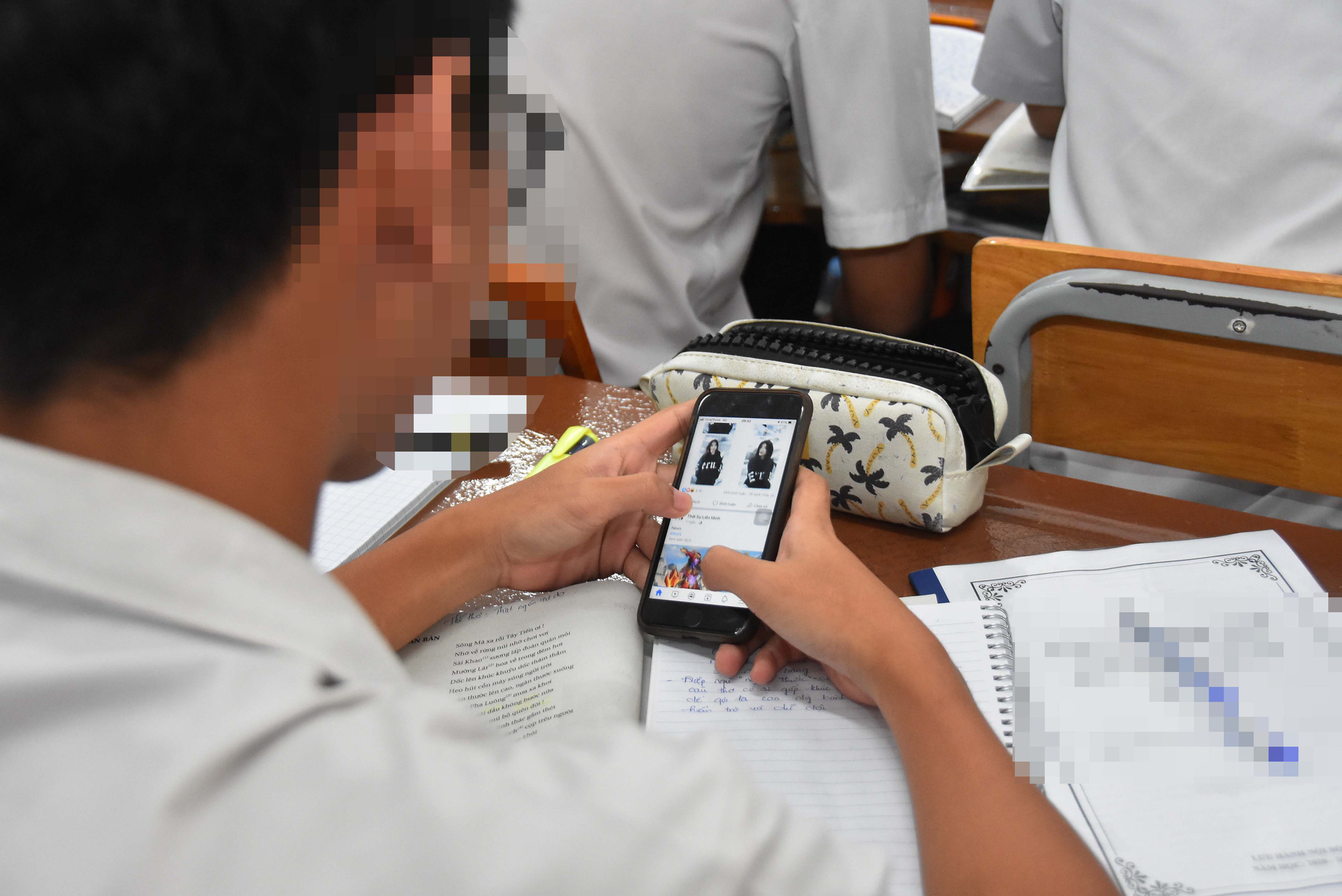 Học sinh dùng điện thoại trong lớp: Vừa nghĩ đến đã lo âu