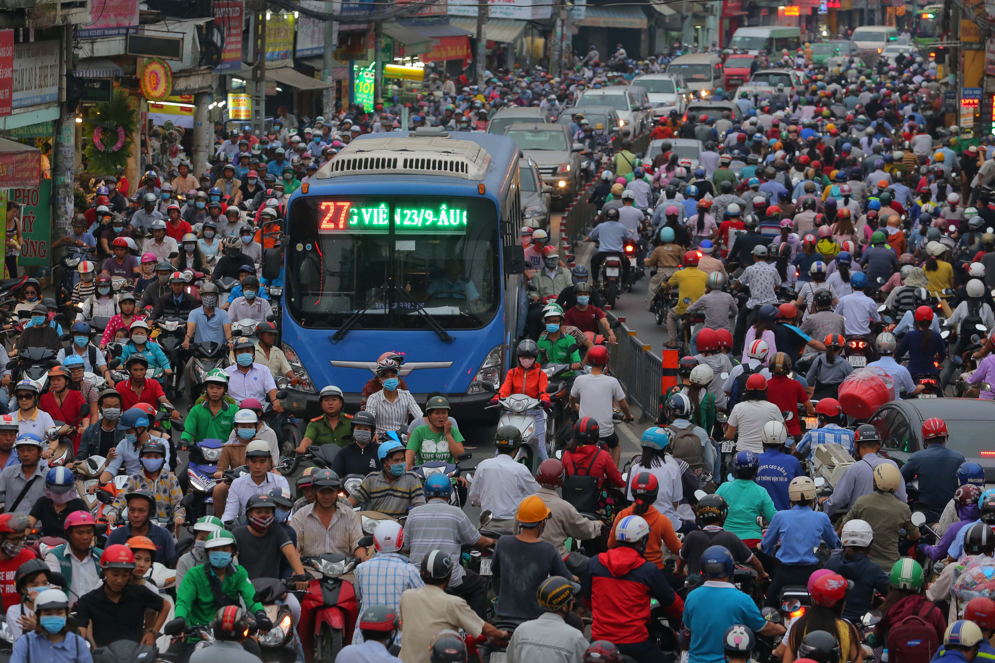 Giao thông còn nhiều bất cập