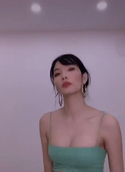 Sao Việt nhảy "giật ngực", khoe body trên giường