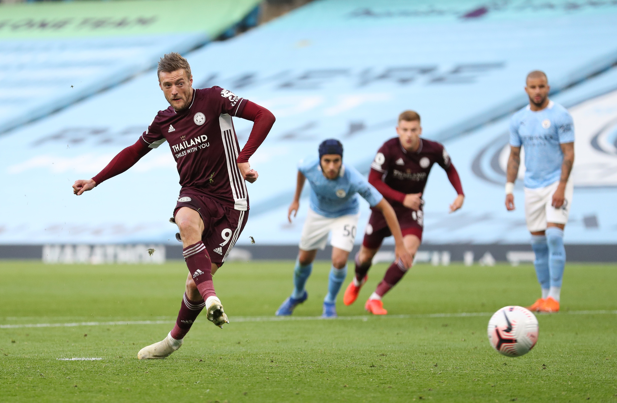 Hat-trick của Jamie Vardy nhấn chìm Man City, Ngoại hạng Anh hốt hoảng - Ảnh 2.
