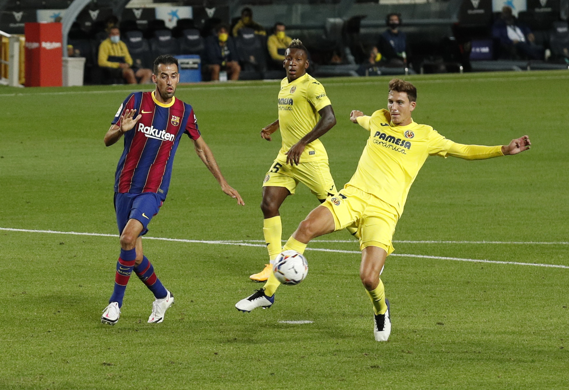 Mở m&agrave;n La Liga m&atilde;n nh&atilde;n, Barcelona đại thắng t&agrave;u ngầm v&agrave;ng - Ảnh 4.