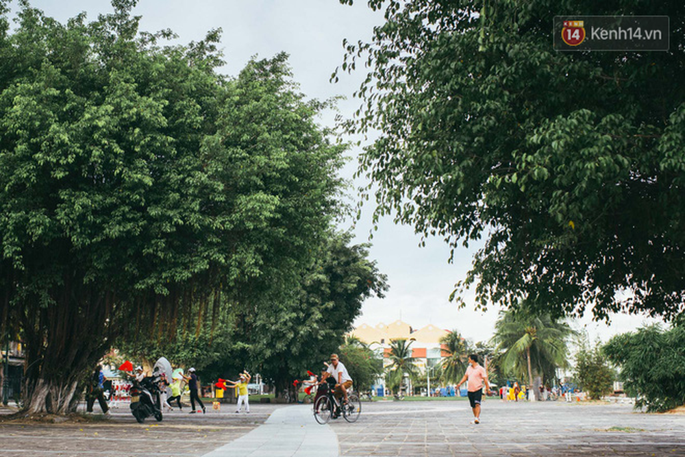 Ai th&egrave;m b&igrave;nh y&ecirc;n kệ chứ, t&ocirc;i muốn Hội An s&ocirc;i động nhộn nhịp lắm rồi! - Ảnh 8.