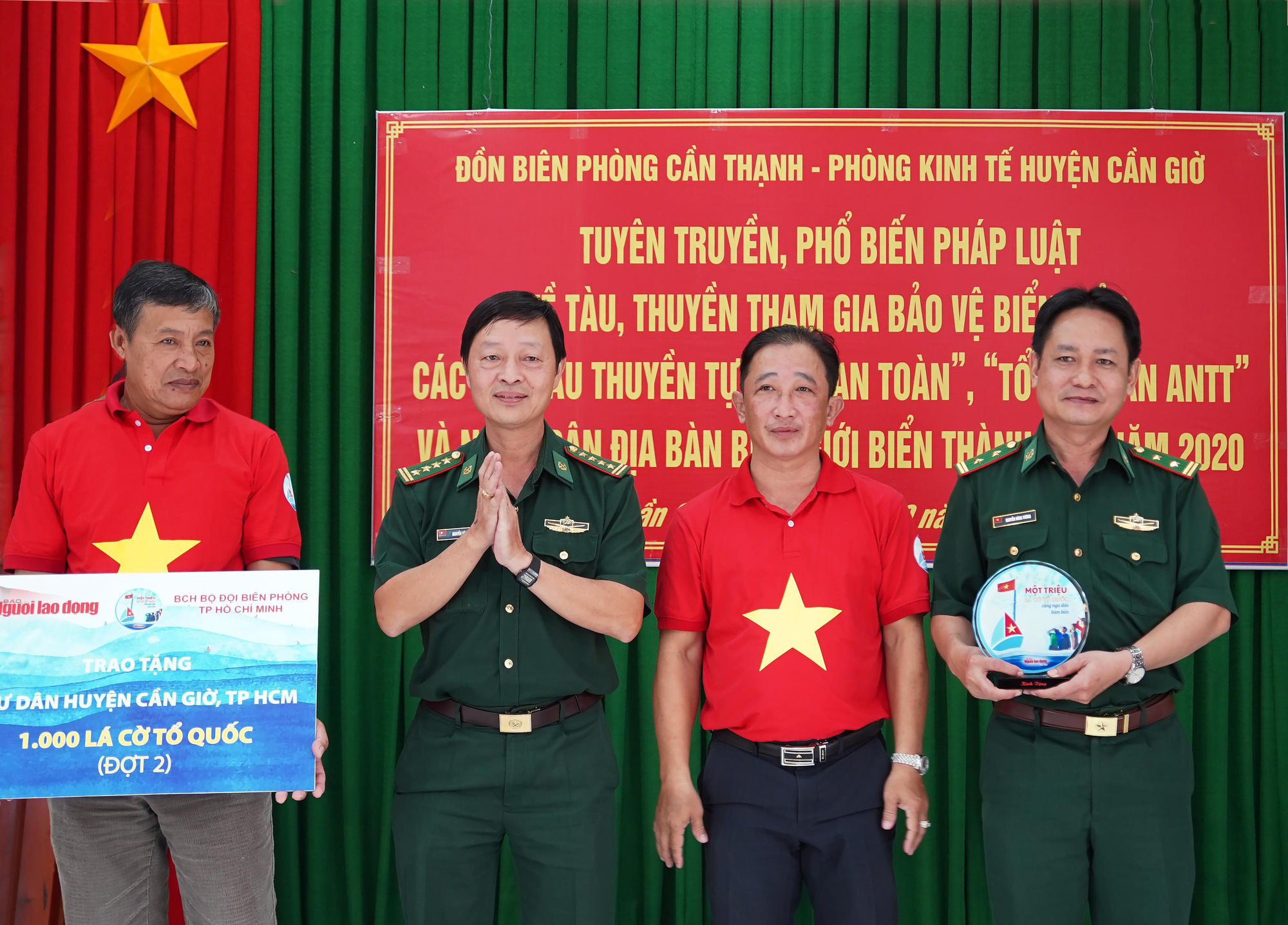 Ngư dân Cần Giờ nhận 1.000 lá cờ Tổ quốc