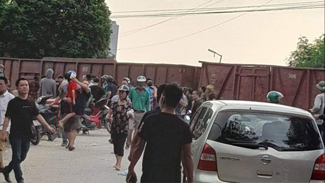 T&agrave;u hỏa t&ocirc;ng xe đưa đ&oacute;n học sinh, &iacute;t nhất 2 ch&aacute;u bị thương - Ảnh 1.