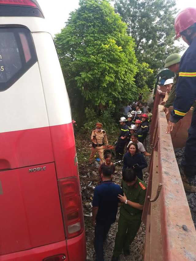 T&agrave;u hỏa t&ocirc;ng xe đưa đ&oacute;n học sinh, &iacute;t nhất 2 ch&aacute;u bị thương - Ảnh 2.