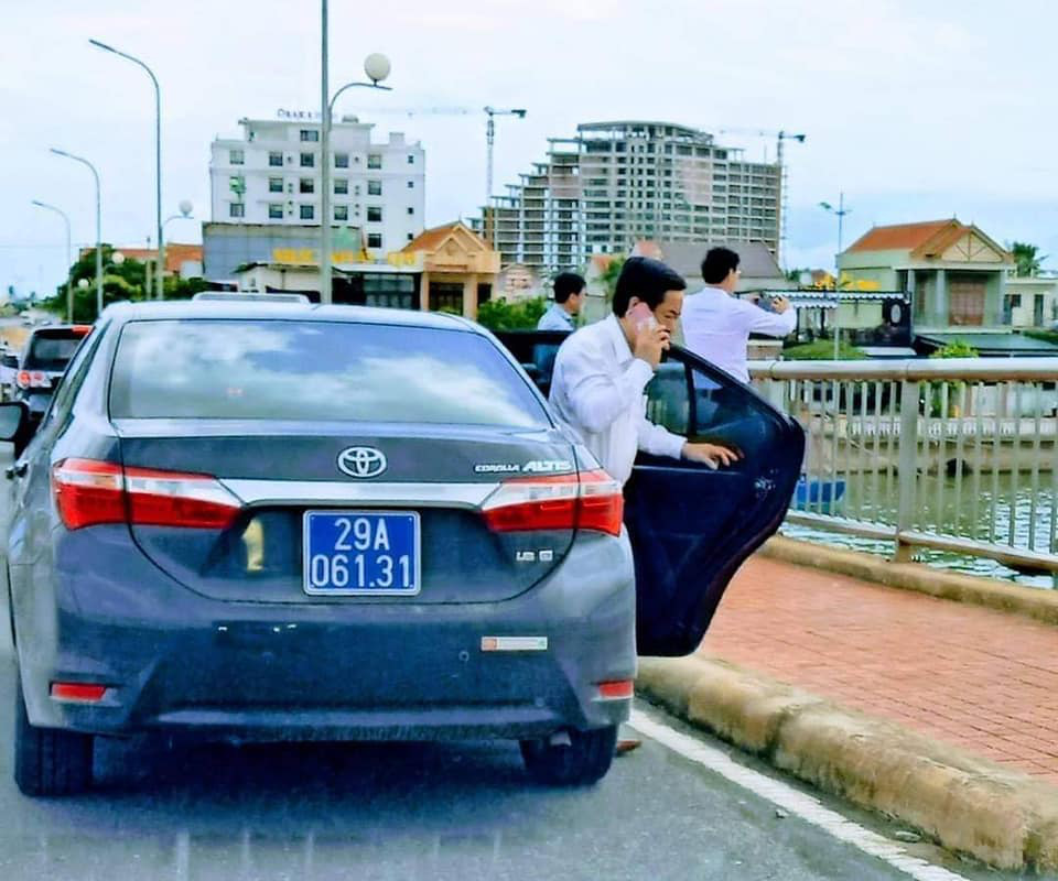 Đoàn ôtô biển số xanh vô tư dừng trên cầu để người trên xe xuống... chụp hình!