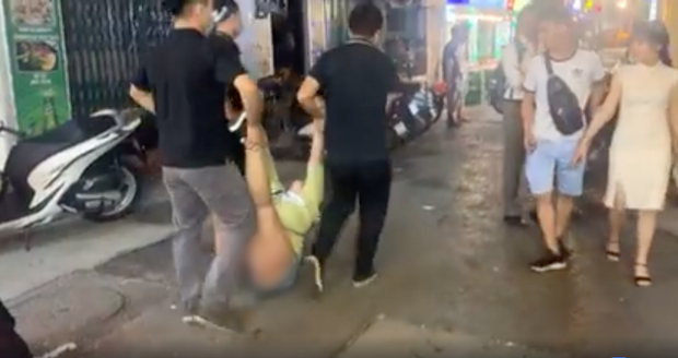 C&ocirc; g&aacute;i cởi &aacute;o ăn vạ ngay tr&ecirc;n phố khi bị nh&oacute;m nh&acirc;n vi&ecirc;n qu&aacute;n bar khi&ecirc;ng ra ngo&agrave;i đường - Ảnh 1.