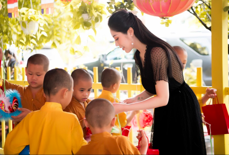 Tô Diệp Hà mang Trung thu ấm áp cho trẻ em cơ nhỡ