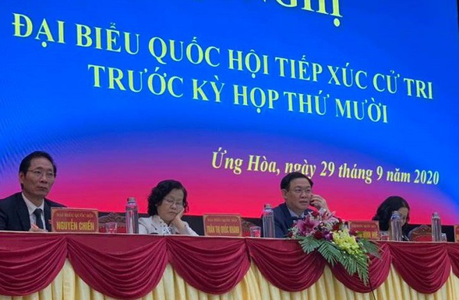 Nghe d&acirc;n n&oacute;i mắc kẹt 2,7 tỉ đồng, B&iacute; thư Vương Đ&igrave;nh Huệ r&uacute;t điện thoại gọi giải quyết ngay tại cuộc tiếp x&uacute;c cử tri - Ảnh 2.