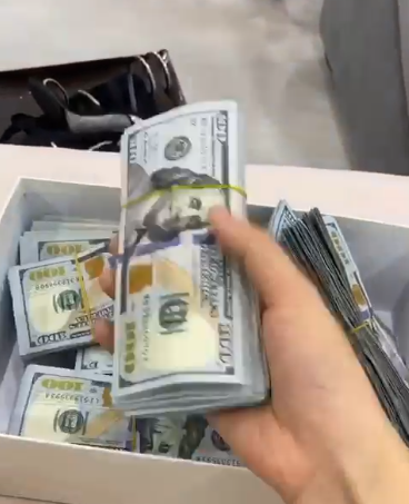 Cho&aacute;ng với m&agrave;n khoe của đập hộp của Ngọc Trinh - Ảnh 7.