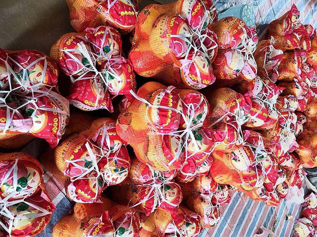 Bưởi Trung Quốc ruột đỏ au, vỏ v&agrave;ng kh&ocirc;ng hạt, ng&agrave;y b&aacute;n cả tấn - Ảnh 1.