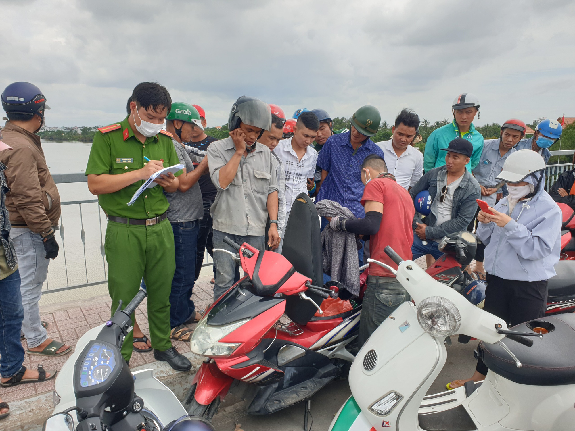 Tìm kiếm người phụ nữ nhảy xuống sông Sài Gòn mất tích - Ảnh 1.