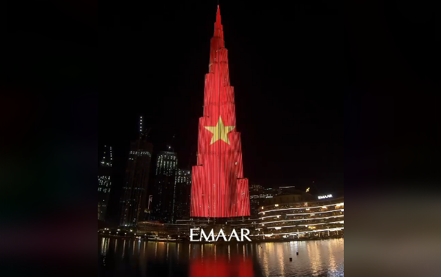 Quốc kỳ Việt Nam "tung bay" trên tòa tháp cao nhất thế giới Burj Khalifa