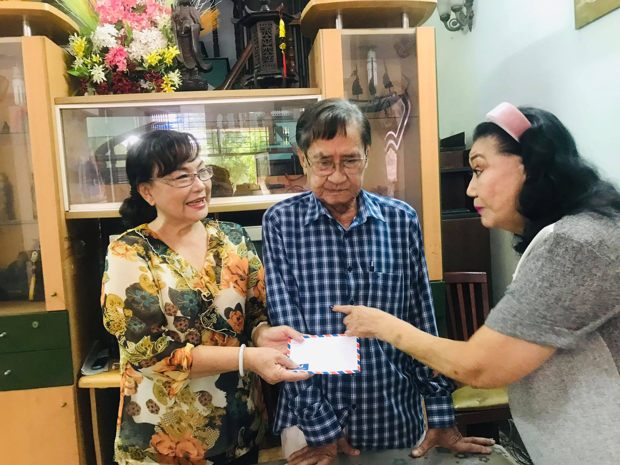 Kỳ nữ Kim Cương hội ngộ c&aacute;c nghệ sĩ thế hệ v&agrave;ng cải lương - Ảnh 2.