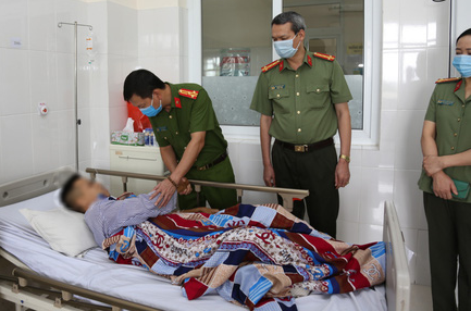 Một cảnh sát điều tra tội phạm ma túy bị đâm trọng thương