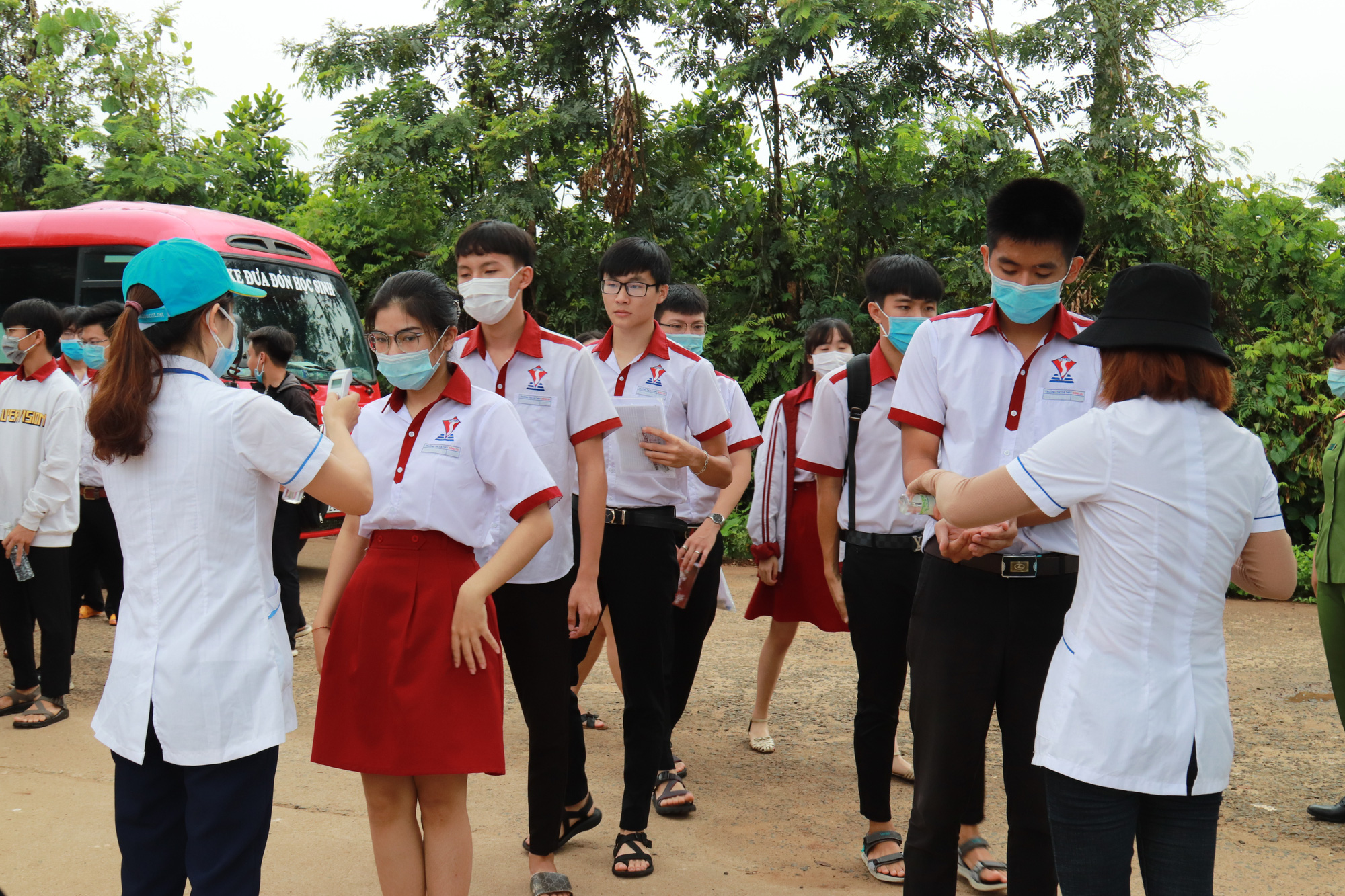 Nhiều thí sinh lật đật chạy vào phòng thi - Ảnh 1.