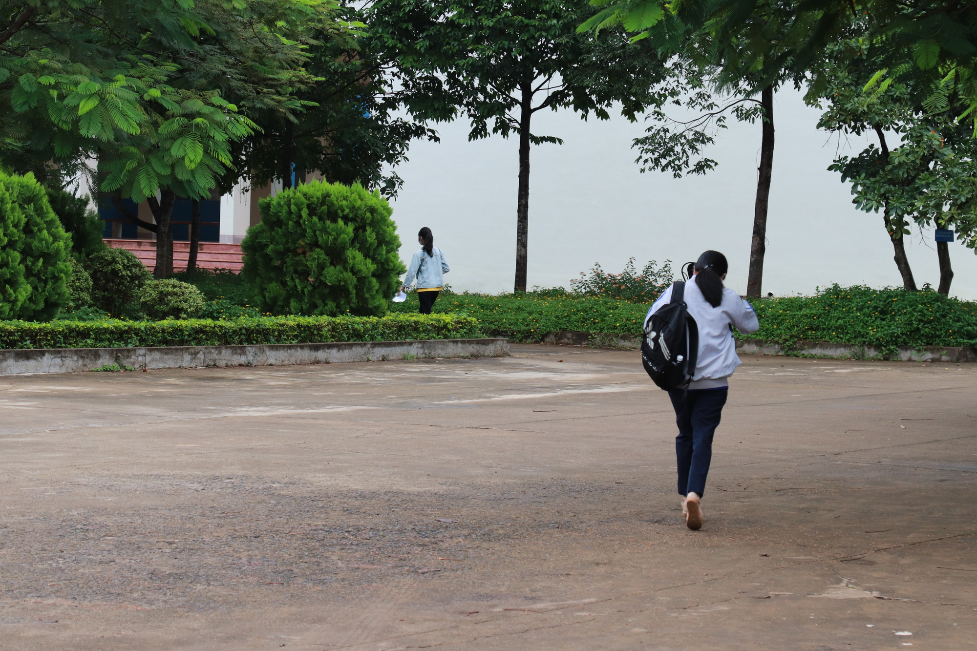 Nhiều thí sinh lật đật chạy vào phòng thi tốt nghiệp