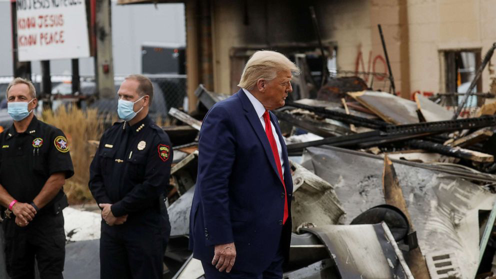 Ông Donald Trump và đối thủ đảng Dân chủ “giằng co” tại Kenosha