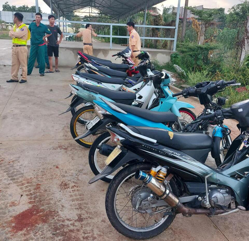 Bắt nóng hàng chục quái xế liên tỉnh thách đấu đua xe qua mạng xã hội - Ảnh 3.