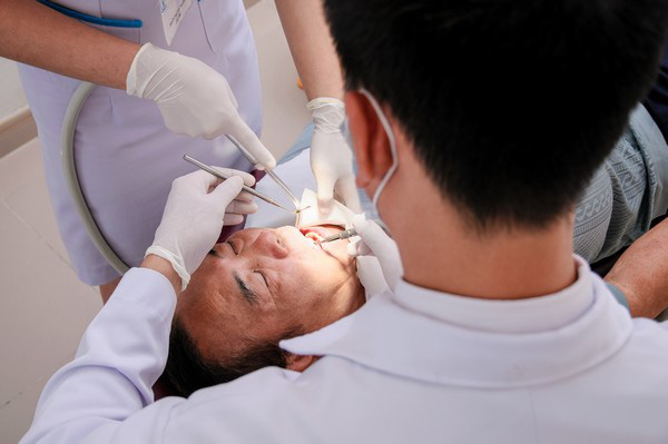 Người già làm răng giả không để "làm đẹp"!