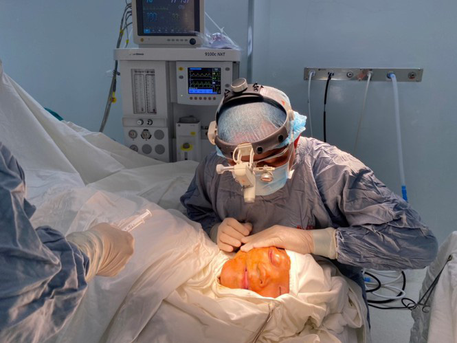 Cô gái trẻ 20 năm mang khuôn mặt biến dạng đến khó tin