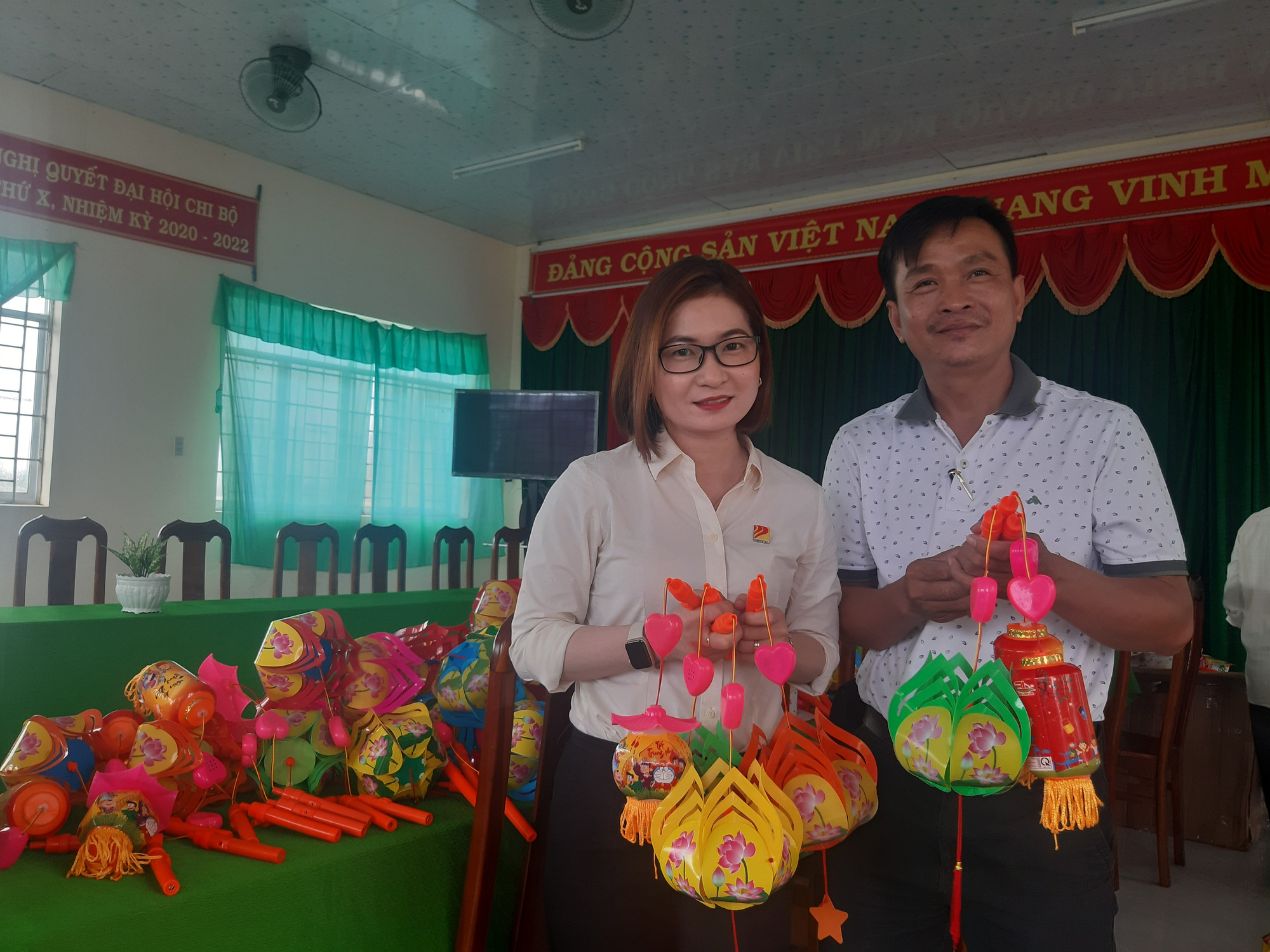 Ấp áp mùa trung thu với trẻ em nghèo Hậu Giang - Ảnh 4.