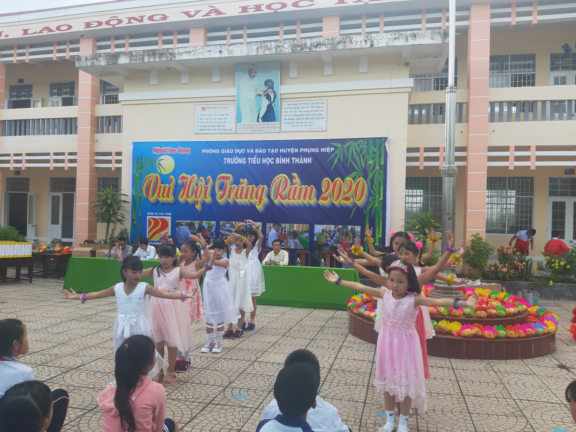 Ấp áp mùa trung thu với trẻ em nghèo Hậu Giang - Ảnh 17.