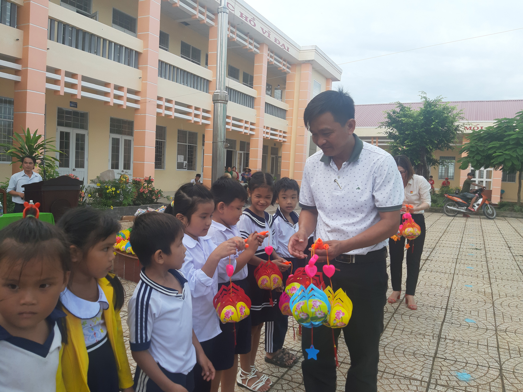 Ấp áp mùa trung thu với trẻ em nghèo Hậu Giang - Ảnh 9.