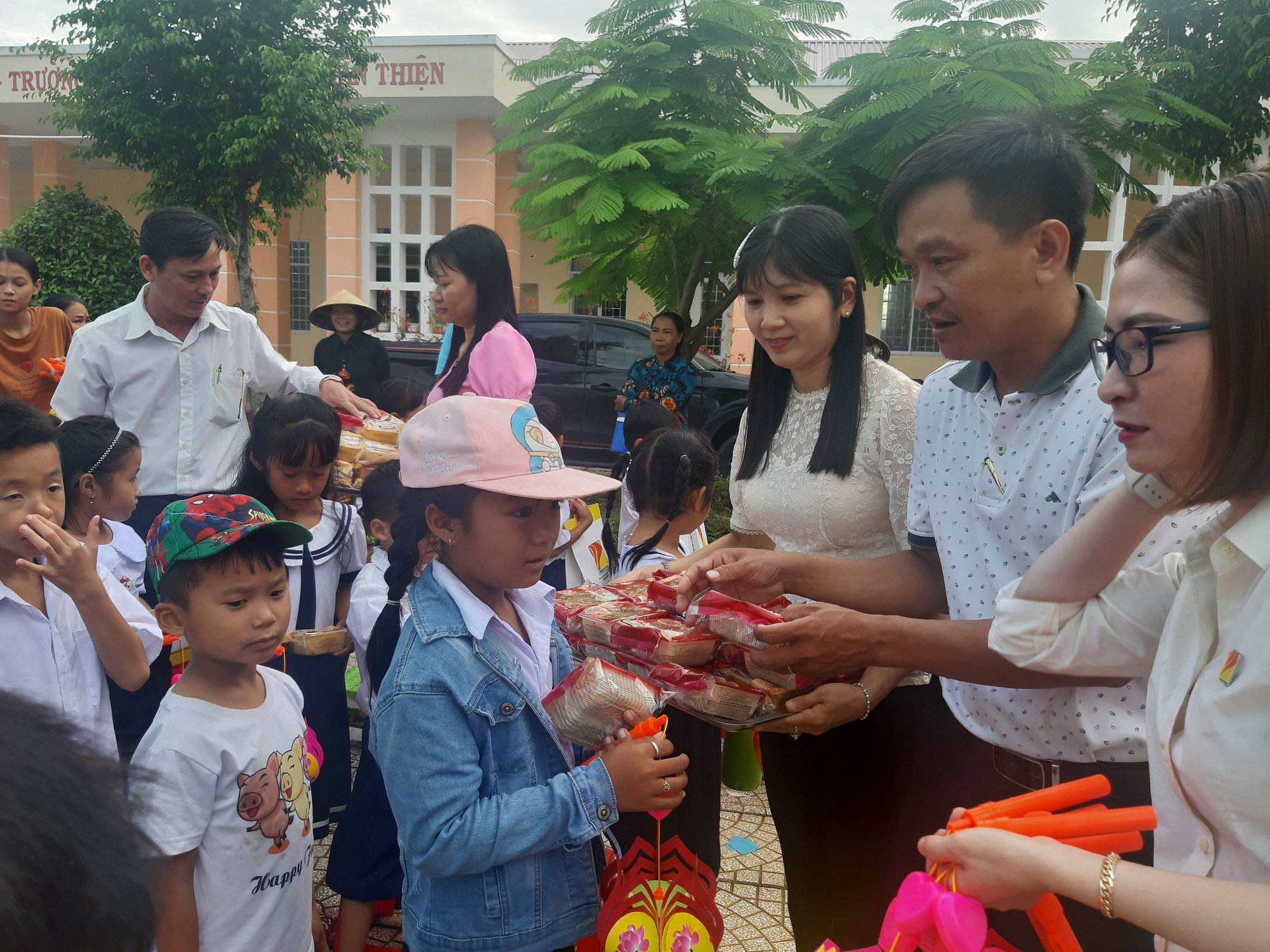 Ấp áp mùa trung thu với trẻ em nghèo Hậu Giang - Ảnh 8.